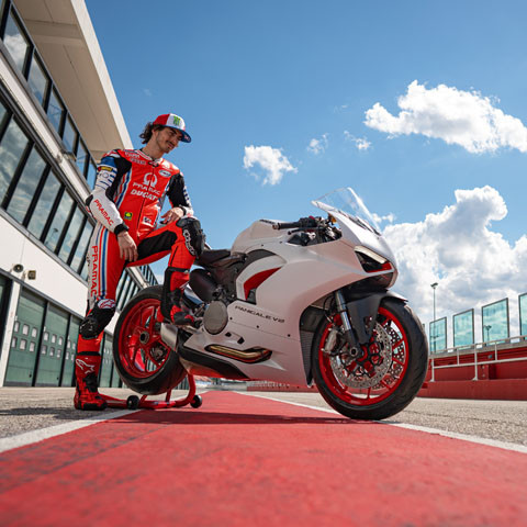 "The Red Essence. In white": new livery for the Ducati Panigale V2